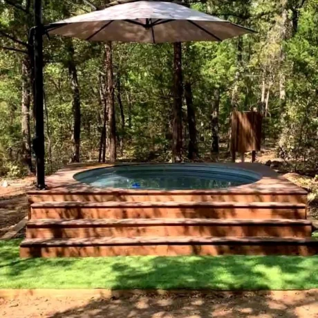 A luxurious hot tub surrounded by lush landscaping, perfect for relaxing after a day of resort activities at Oak Meadow Ranh RV in Valley View, TX.